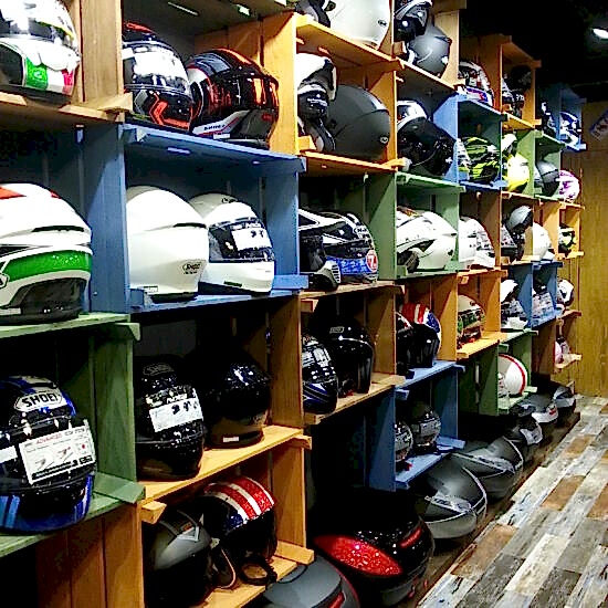 motogarage magaza raf tasarimi motosiklet ekipmanlari sergileme sistemi Bakı