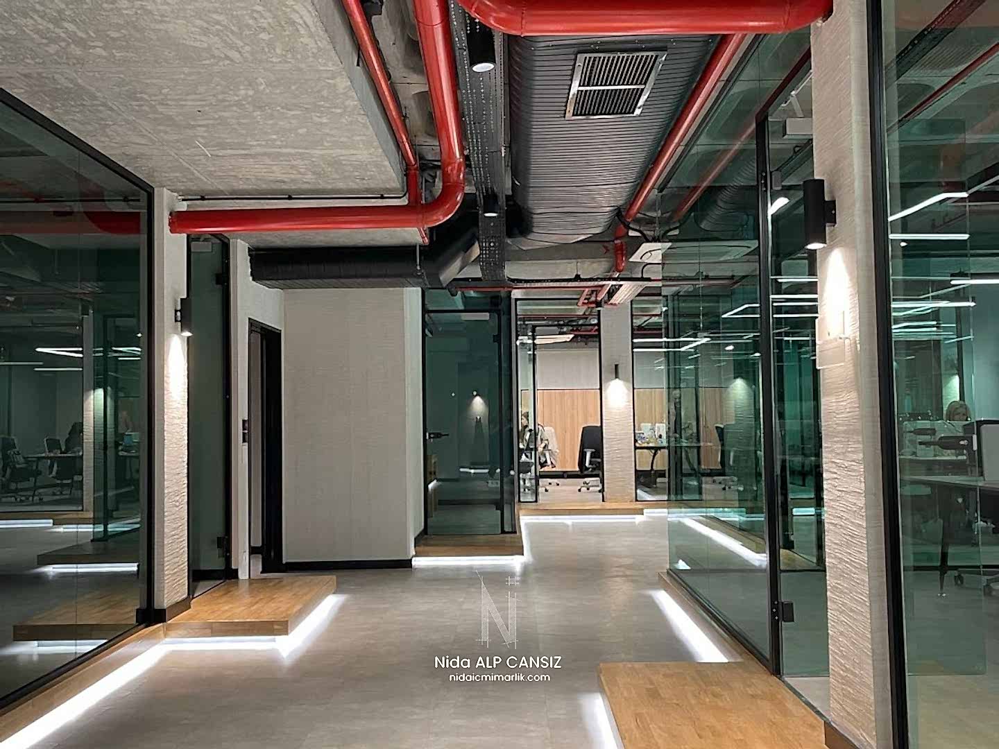 Yeni nesil ofis iç mimarlık tasarımında cam bölmeler, açık çalışma alanları ve aydınlatma kurgusu